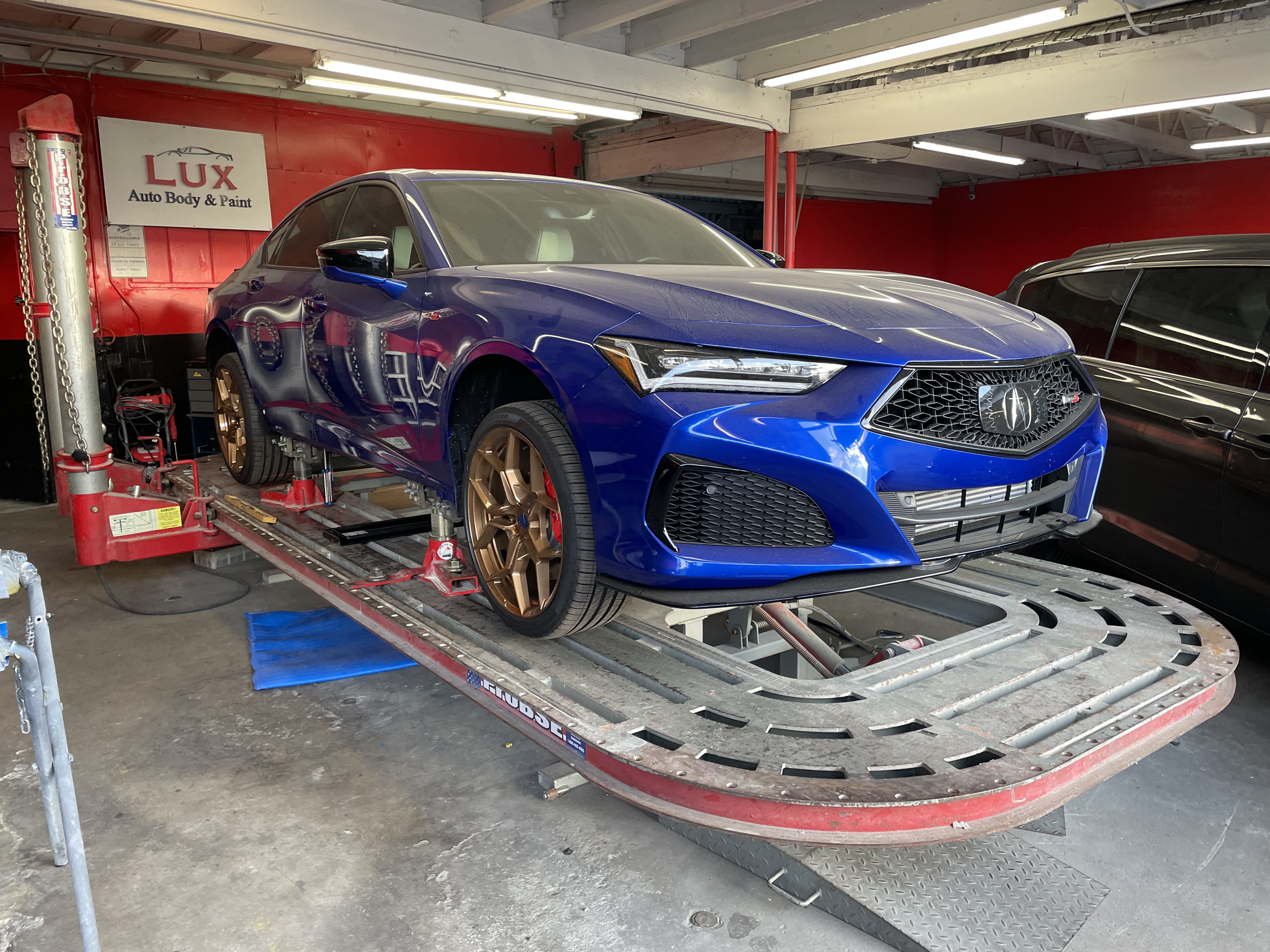 Lux Auto Body & Paint gallery 3