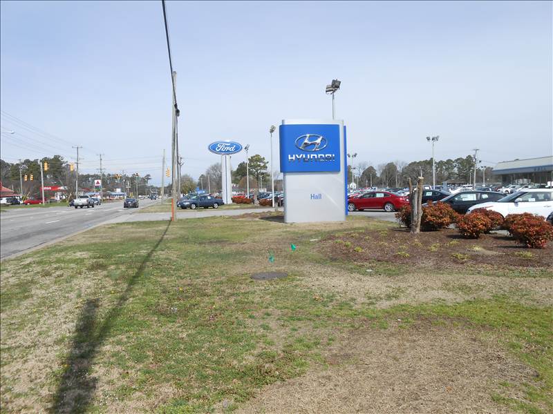 Hall Ford/Hyundai Collision Center gallery 1