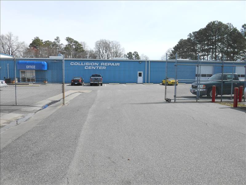 Hall Ford/Hyundai Collision Center gallery 4