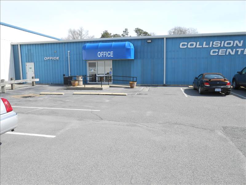 Hall Ford/Hyundai Collision Center gallery 5