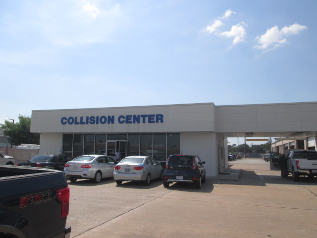 Helfman Ford Body Shop gallery 3