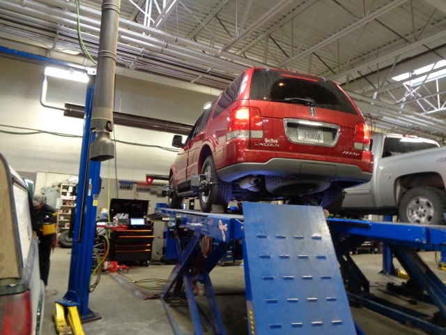 Denny Menholt Collision Center gallery 4