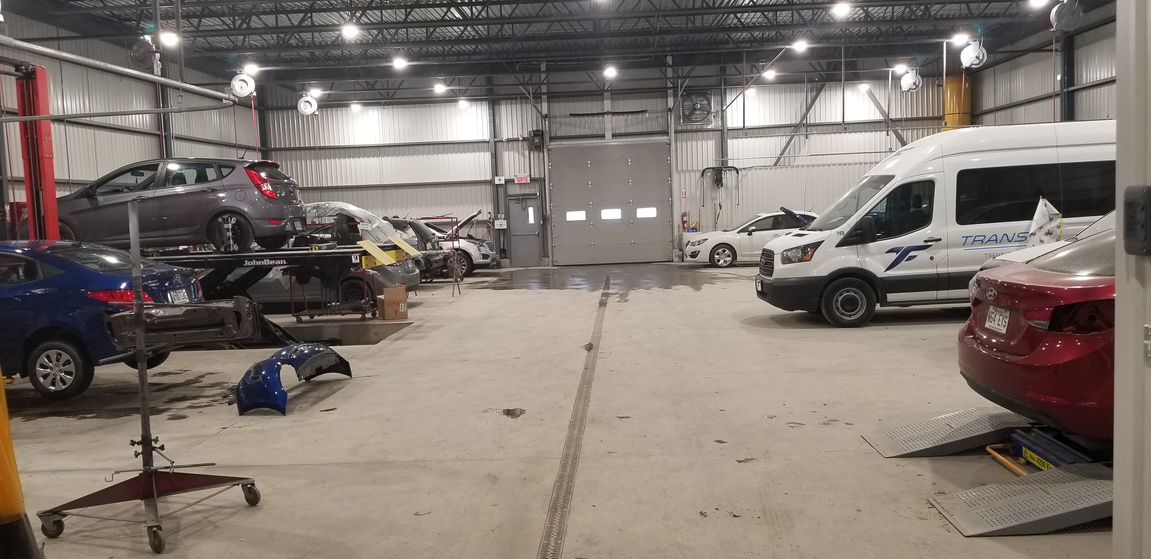 Centre De Collision Excellence Inc. gallery 2