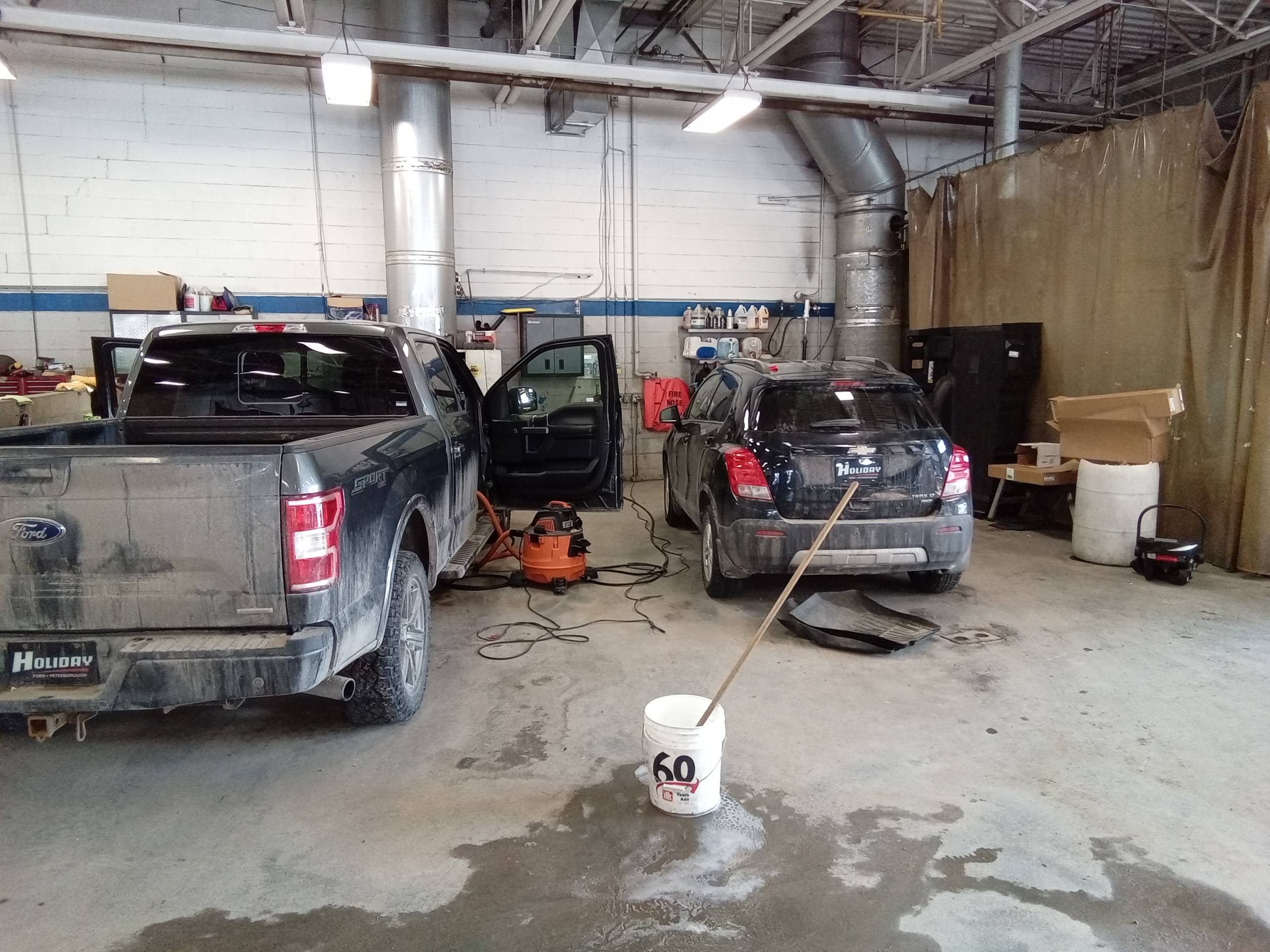 Holiday Ford Lincoln Collision Centre gallery 4