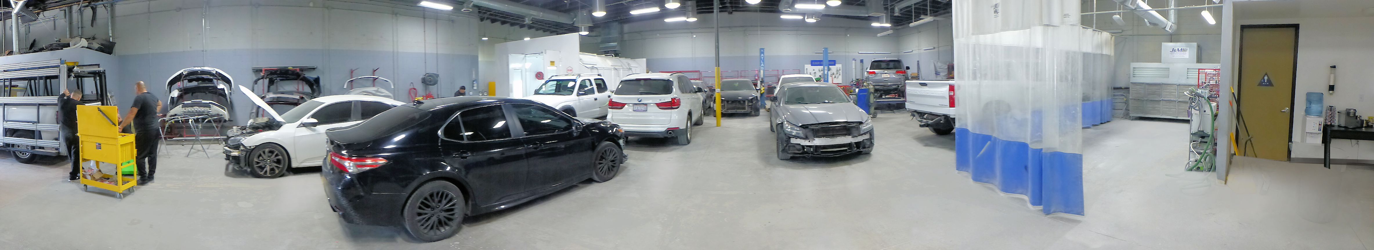Autolux Collision Center gallery 3
